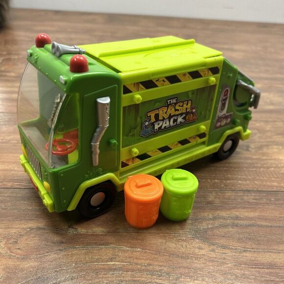 The‎ Trash Pack Moose Toys Garbage Truck w/ 2 Mini Trash Cans - Picture 1 of 11